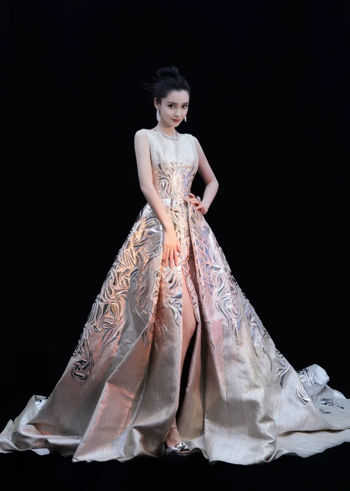 杨颖银色高开叉礼服尽显华贵，裙摆间露出白皙美腿 第2张