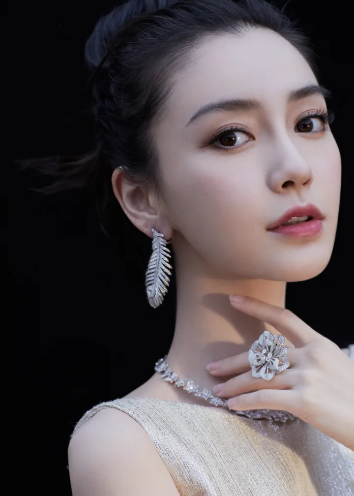 杨颖银色高开叉礼服尽显华贵，裙摆间露出白皙美腿 第3张