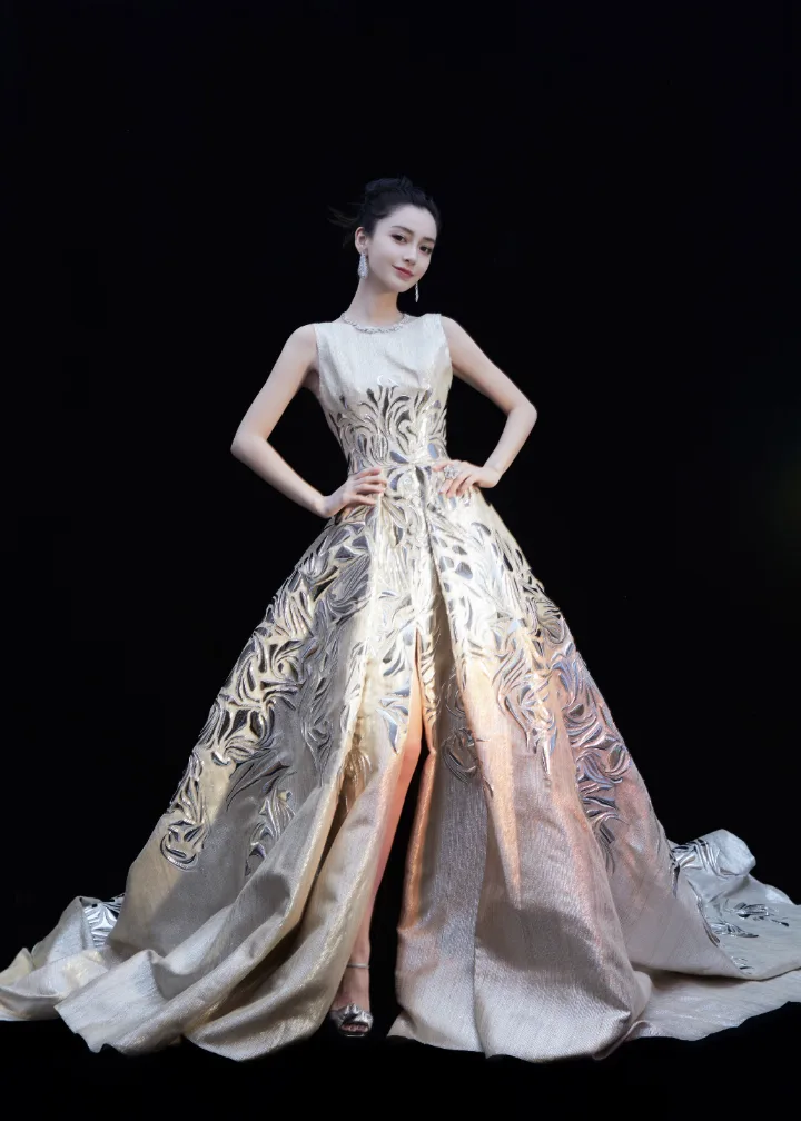 杨颖银色高开叉礼服尽显华贵，裙摆间露出白皙美腿 第1张