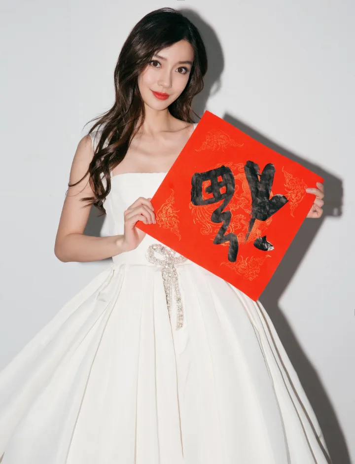 杨颖长卷发搭配白色吊带裙，纤腰香肩尽显柔美 第3张