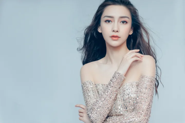 杨颖闪钻礼服勾勒曼妙曲线，露肩设计尽显妩媚风情 第6张