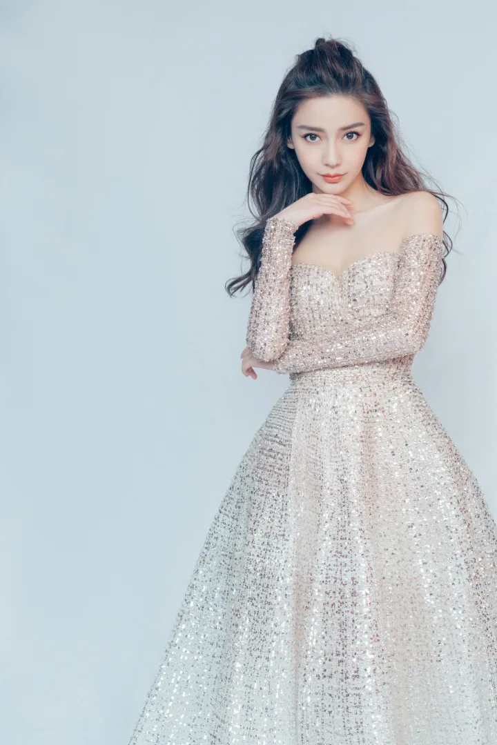 杨颖闪钻礼服勾勒曼妙曲线，露肩设计尽显妩媚风情 第2张