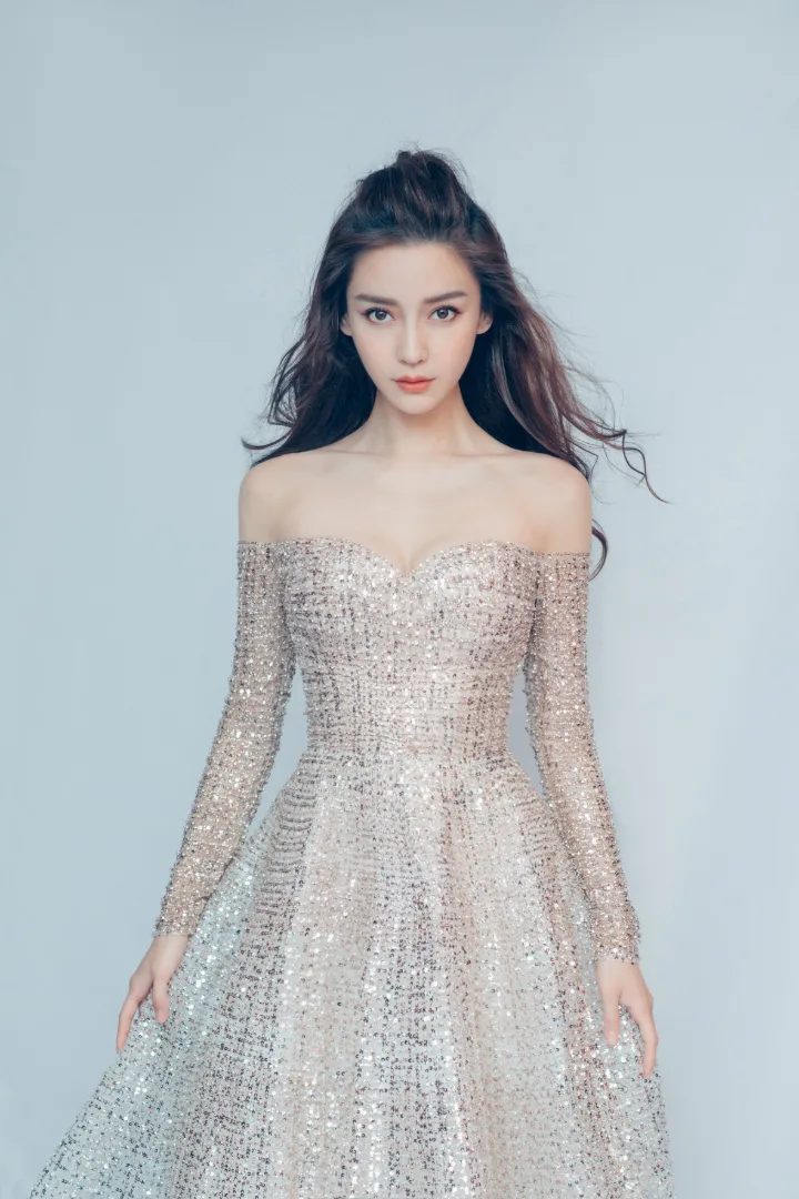 杨颖闪钻礼服勾勒曼妙曲线，露肩设计尽显妩媚风情 第1张