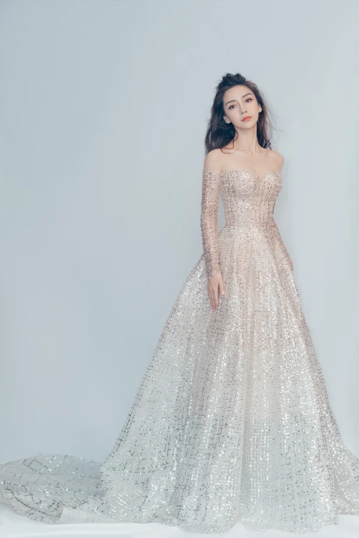 杨颖闪钻礼服勾勒曼妙曲线，露肩设计尽显妩媚风情 第5张