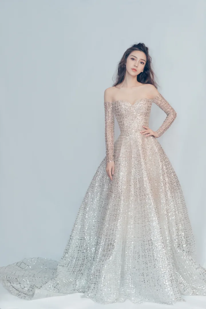 杨颖闪钻礼服勾勒曼妙曲线，露肩设计尽显妩媚风情 第4张
