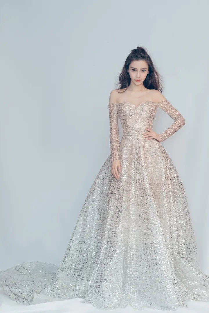杨颖闪钻礼服勾勒曼妙曲线，露肩设计尽显妩媚风情 第3张