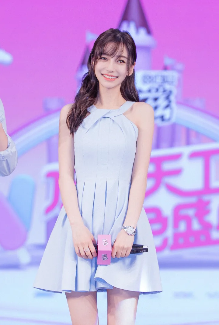 杨颖露肩短裙勾勒纤细腰身，一双笔直玉腿格外吸睛 第2张