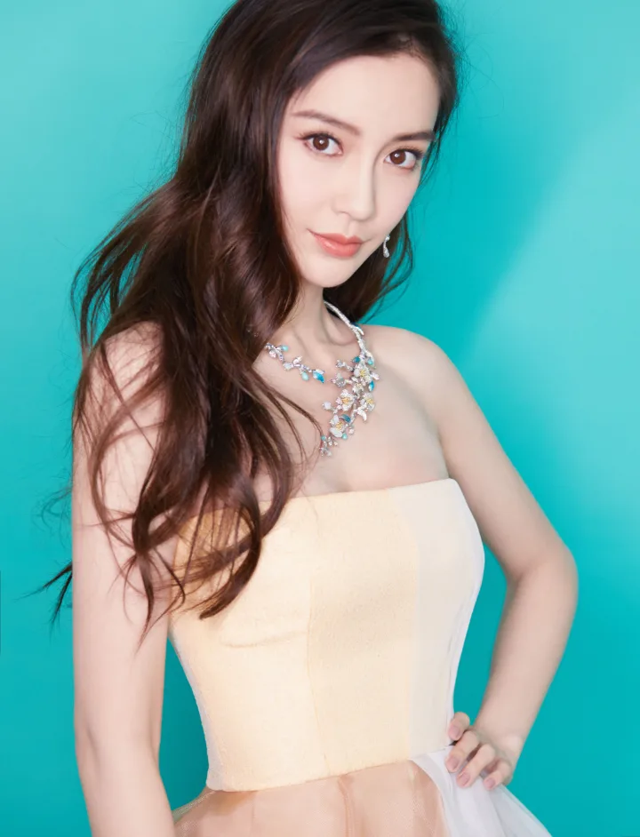 杨颖香槟色抹胸纱裙，露趾高跟鞋衬托精致玉足 第4张