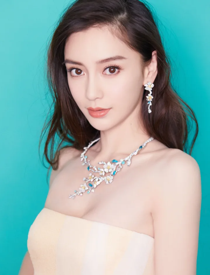 杨颖香槟色抹胸纱裙，露趾高跟鞋衬托精致玉足 第2张