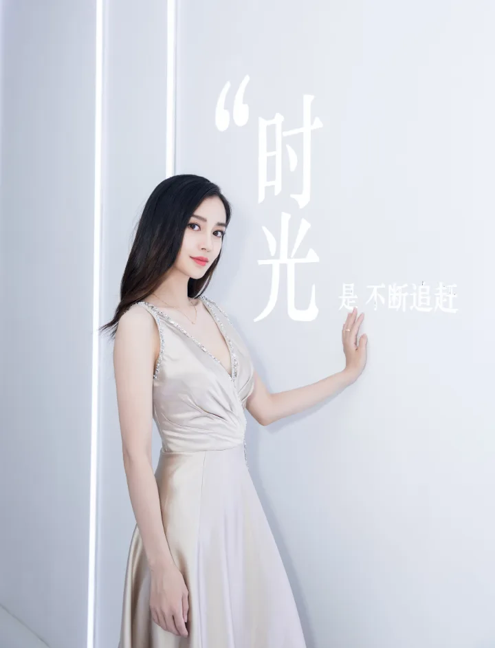 杨颖香槟金丝缎长裙尽显贵气，流畅裙摆衬托优雅身段 第3张