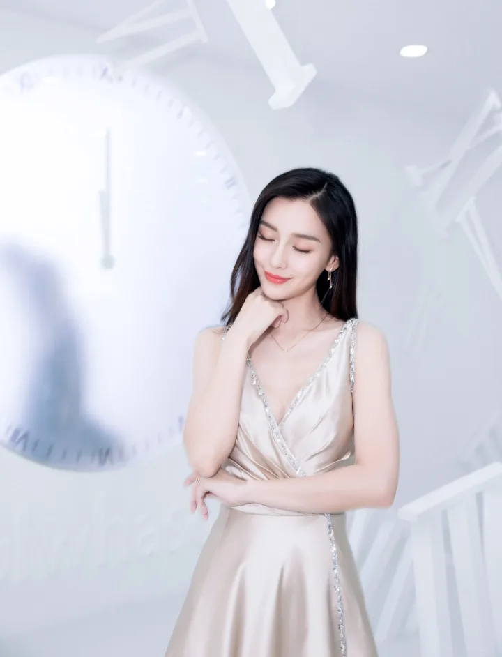 杨颖香槟金丝缎长裙尽显贵气，流畅裙摆衬托优雅身段 第9张