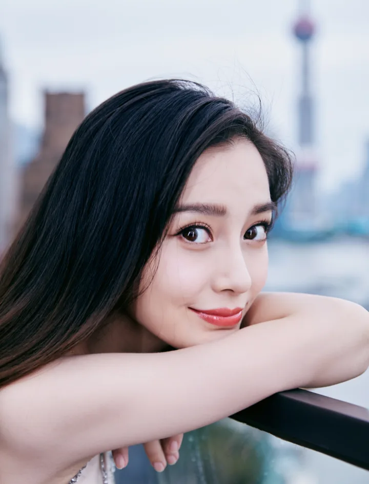 杨颖香槟金丝缎长裙尽显贵气，流畅裙摆衬托优雅身段 第10张