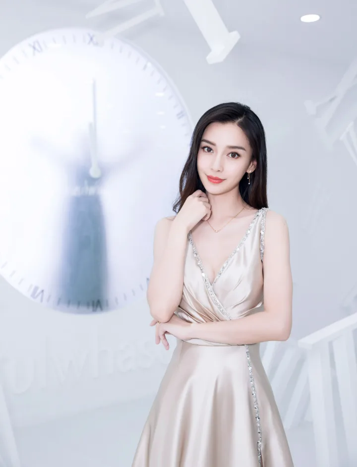 杨颖香槟金丝缎长裙尽显贵气，流畅裙摆衬托优雅身段 第4张