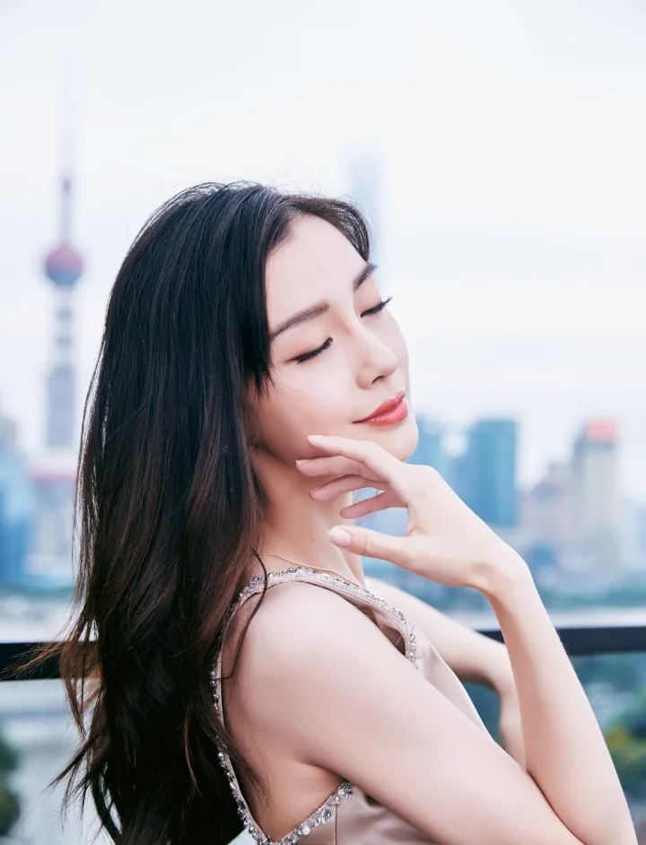 杨颖香槟金丝缎长裙尽显贵气，流畅裙摆衬托优雅身段 第11张