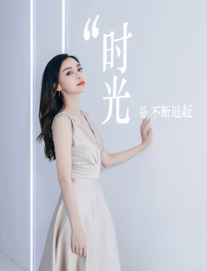 杨颖香槟金丝缎长裙尽显贵气，流畅裙摆衬托优雅身段 第5张