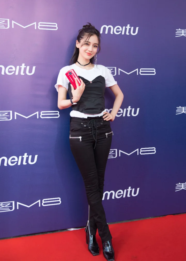 杨颖黑白造型演绎摩登时尚，尖头高跟靴拉满女神气场 第1张