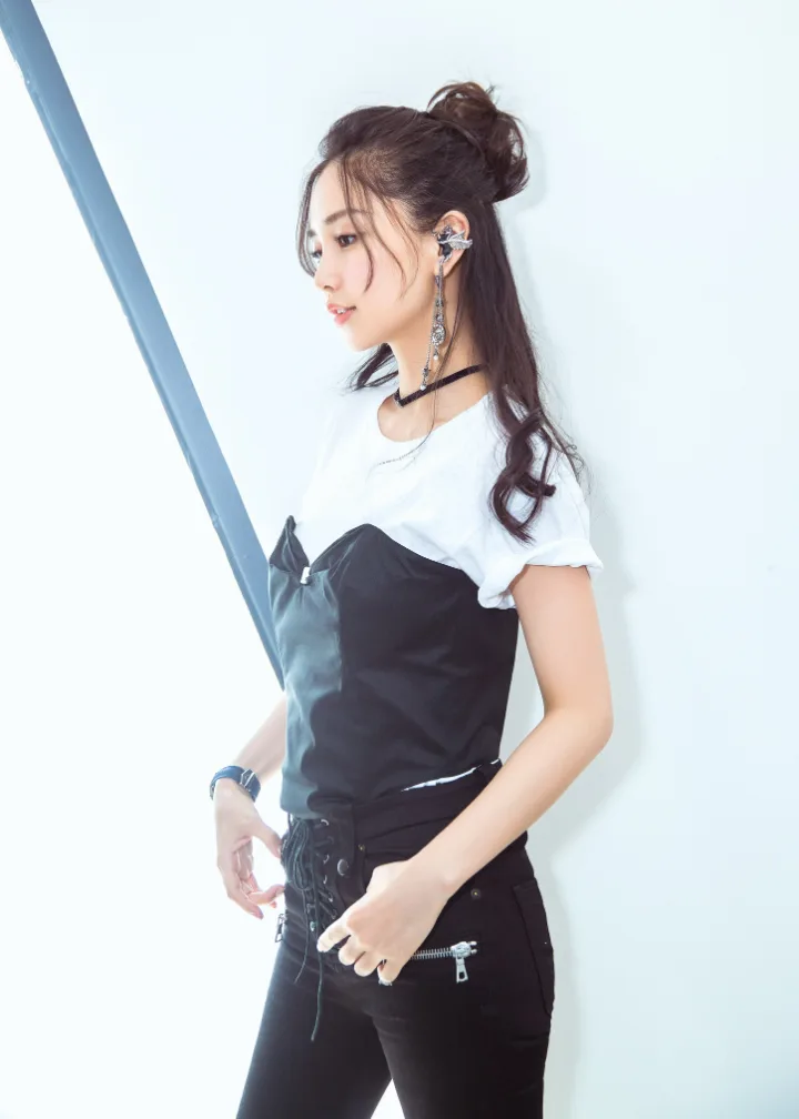 杨颖黑白造型演绎摩登时尚，尖头高跟靴拉满女神气场 第6张