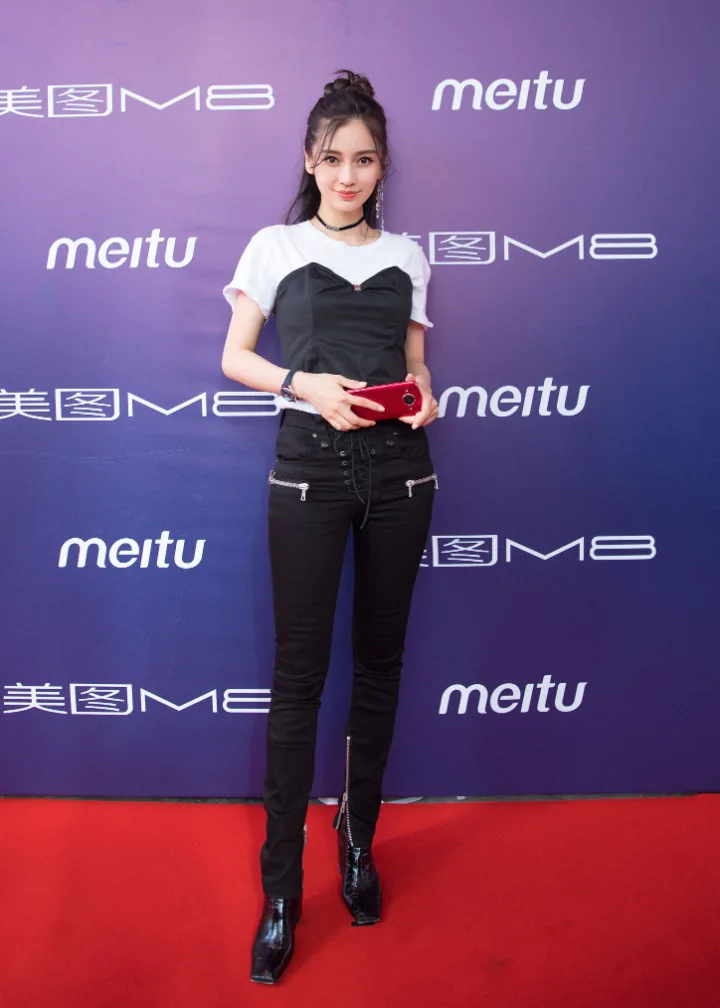 杨颖黑白造型演绎摩登时尚，尖头高跟靴拉满女神气场 第2张