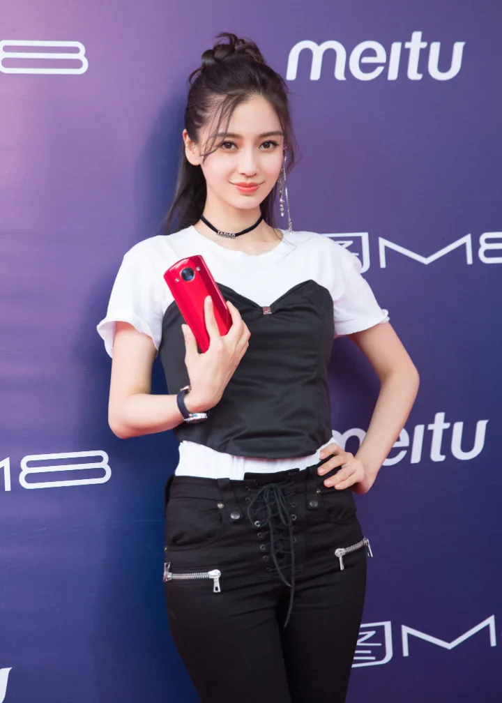杨颖黑白造型演绎摩登时尚，尖头高跟靴拉满女神气场 第4张