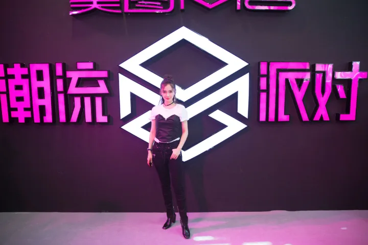 杨颖黑白造型演绎摩登时尚，尖头高跟靴拉满女神气场 第5张