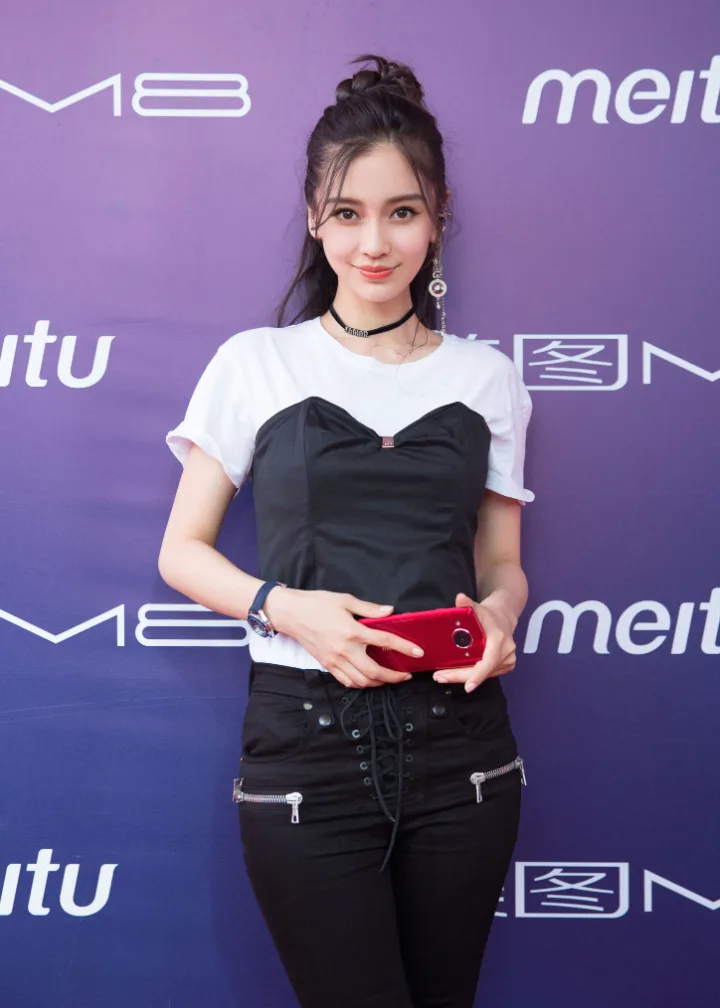 杨颖黑白造型演绎摩登时尚，尖头高跟靴拉满女神气场 第3张