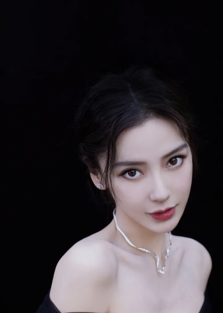 杨颖黑纱礼裙演绎冷艳美人，精致五官美得令人心动 第3张