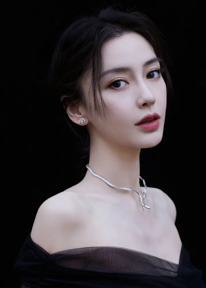 杨颖黑纱礼裙演绎冷艳美人，精致五官美得令人心动 第4张