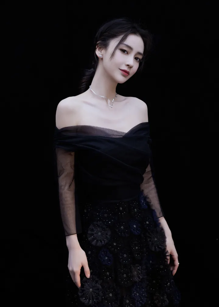杨颖黑纱礼裙演绎冷艳美人，精致五官美得令人心动 第5张