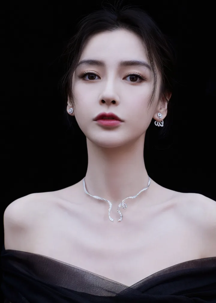 杨颖黑纱礼裙演绎冷艳美人，精致五官美得令人心动 第2张