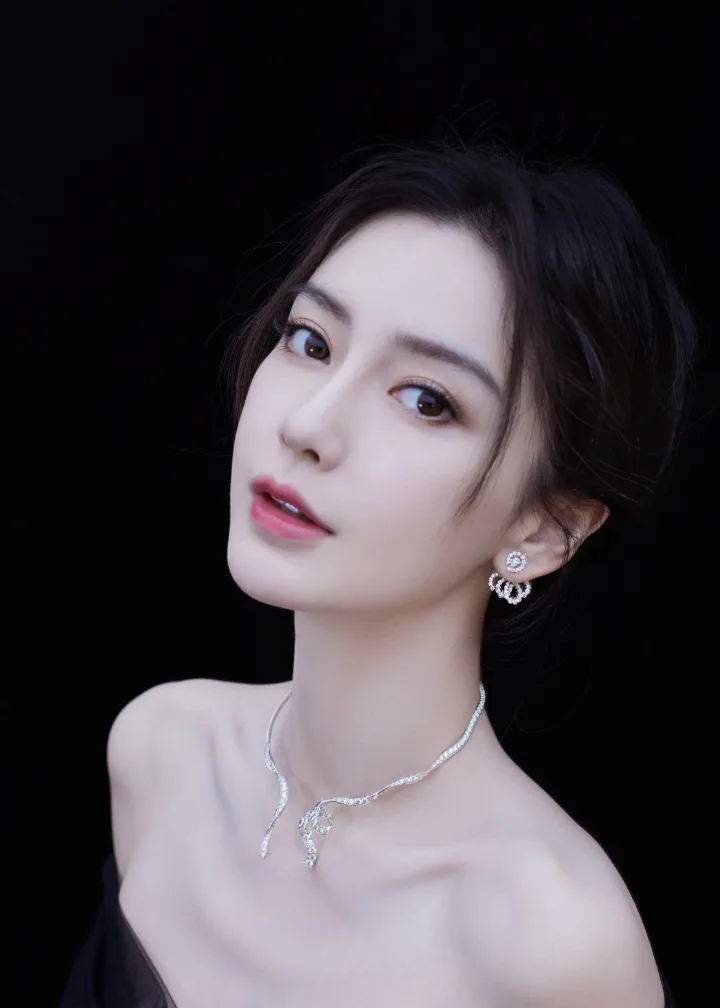 杨颖黑纱礼裙演绎冷艳美人，精致五官美得令人心动 第1张