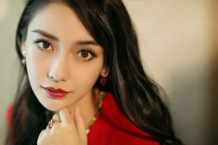 杨颖黑纱轻覆雪白美腿，精致玉足配高跟凉鞋 第6张