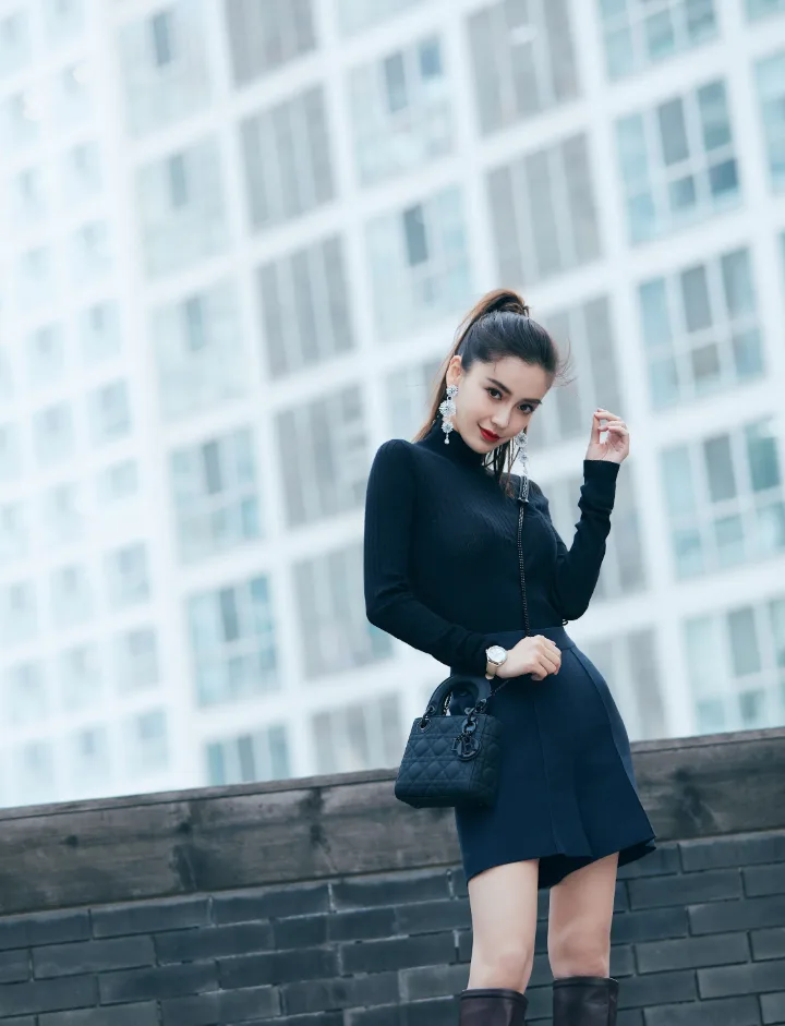 杨颖黑色修身上衣搭配短裙，过膝长靴衬托修长美腿 第3张