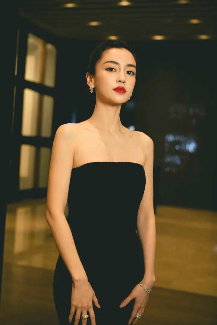 杨颖黑色抹胸鱼尾裙勾勒曼妙曲线，香肩美背尽显优雅 第3张