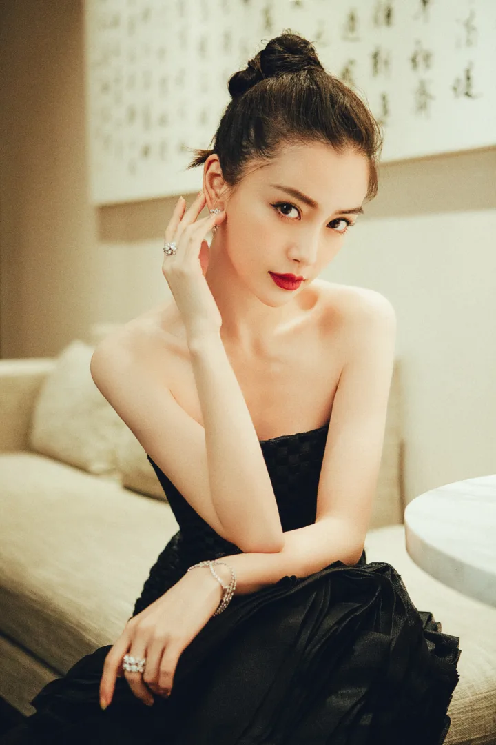 杨颖黑色抹胸鱼尾裙勾勒曼妙曲线，香肩美背尽显优雅 第9张