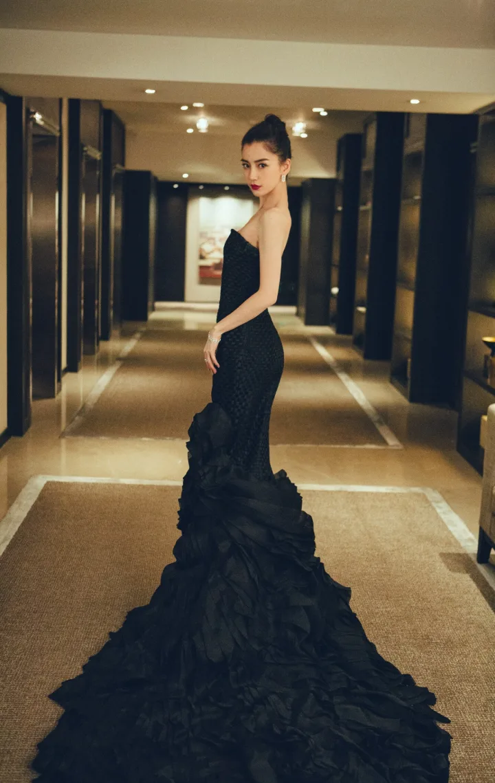 杨颖黑色抹胸鱼尾裙勾勒曼妙曲线，香肩美背尽显优雅 第7张