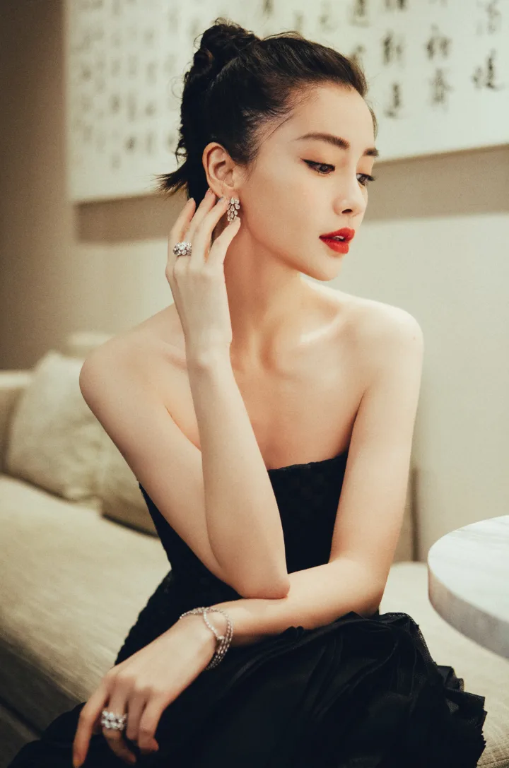 杨颖黑色抹胸鱼尾裙勾勒曼妙曲线，香肩美背尽显优雅 第11张