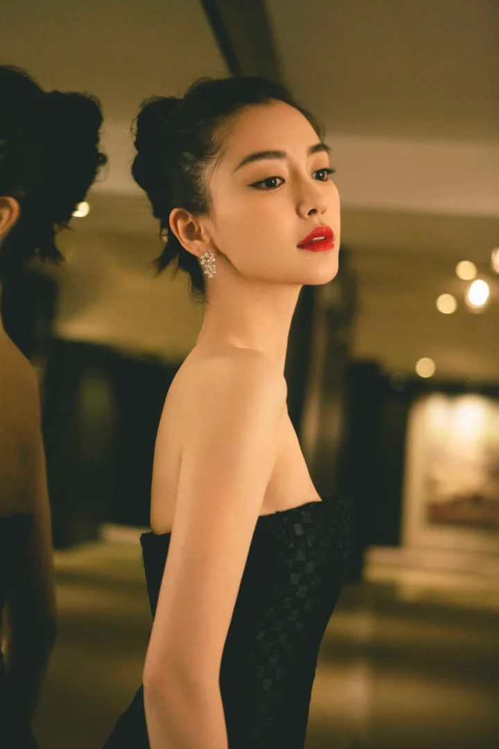 杨颖黑色抹胸鱼尾裙勾勒曼妙曲线，香肩美背尽显优雅 第2张
