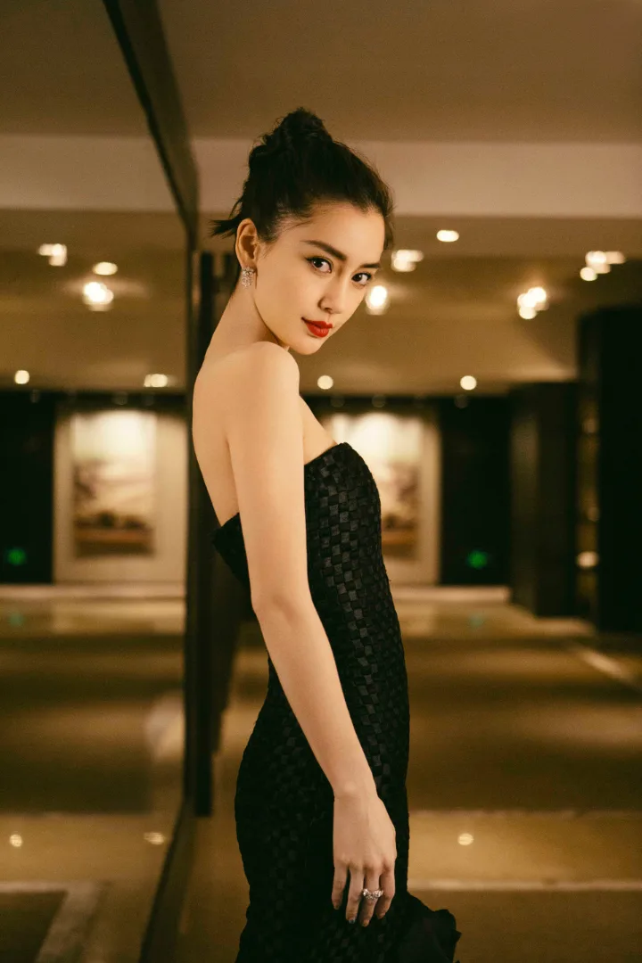 杨颖黑色抹胸鱼尾裙勾勒曼妙曲线，香肩美背尽显优雅 第1张