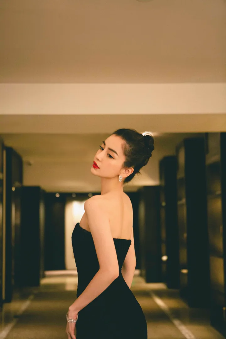 杨颖黑色抹胸鱼尾裙勾勒曼妙曲线，香肩美背尽显优雅 第5张
