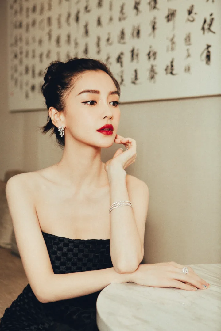 杨颖黑色抹胸鱼尾裙勾勒曼妙曲线，香肩美背尽显优雅 第10张