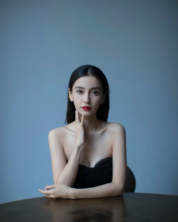 杨颖黑色网纱礼服搭配高跟鞋，纤细美腿隐约可见 第9张