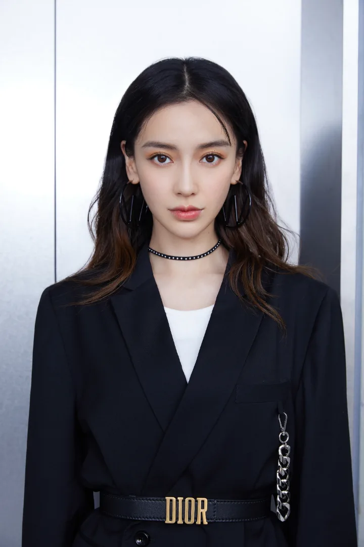杨颖黑色西装玩转下衣失踪，白皙美腿搭配马丁靴 第2张