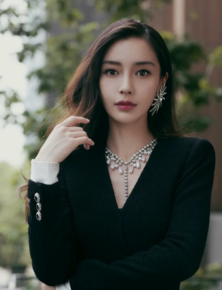 杨颖黑色西装短裙搭配粉色高跟鞋，修长美腿尽显优雅 第7张