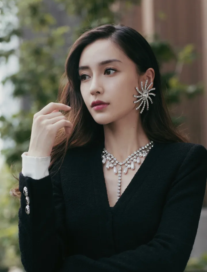 杨颖黑色西装短裙搭配粉色高跟鞋，修长美腿尽显优雅 第5张