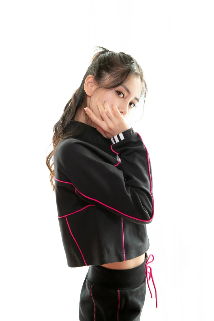 杨颖黑色运动套装搭配粉色线条，露腰设计尽显青春活力 第6张