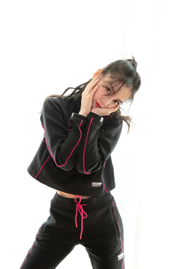 杨颖黑色运动套装搭配粉色线条，露腰设计尽显青春活力 第8张