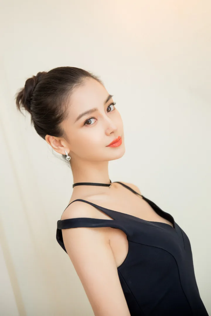 杨颖黑裙搭配细带高跟凉鞋，精致玉足尽显优雅女人味 第4张