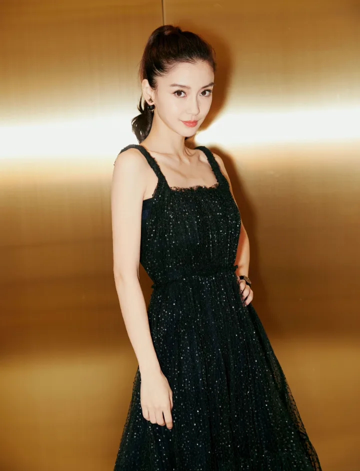 杨颖黑裙配金色光影贵气十足，明眸红唇尽显优雅 第2张