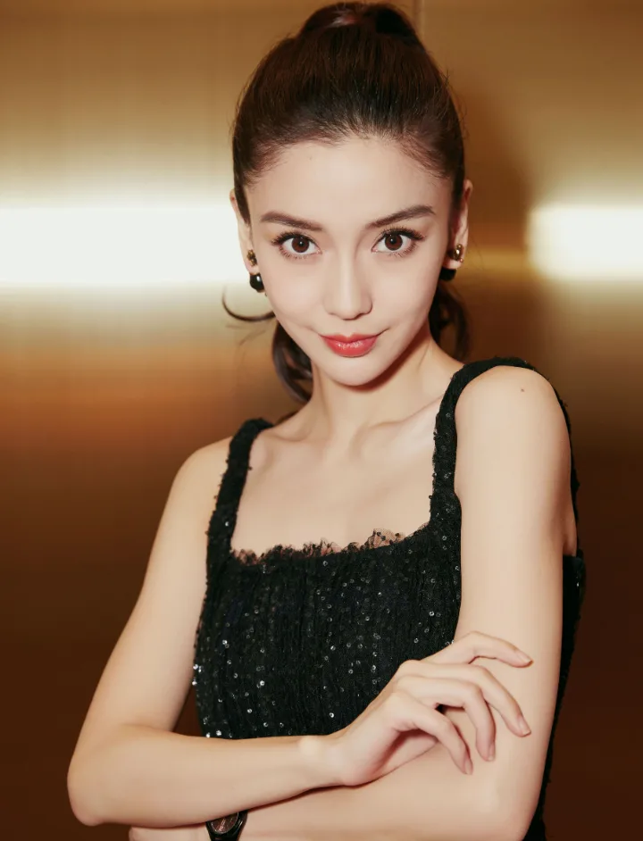 杨颖黑裙配金色光影贵气十足，明眸红唇尽显优雅 第1张